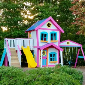 lodge pour enfants avec aire de jeux