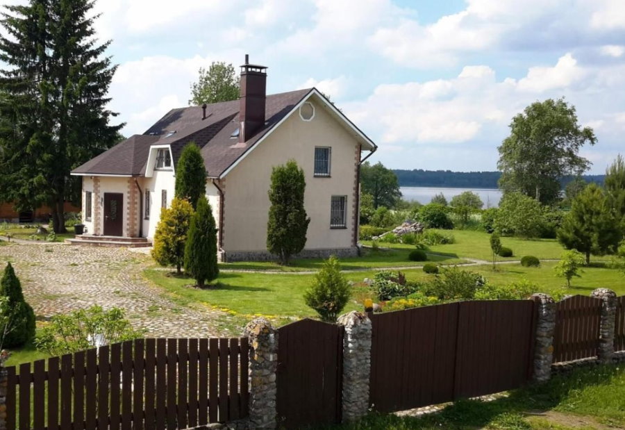 Location of a private house in the middle of a country plot