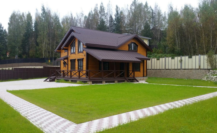 Location of a wooden house on a plot of land