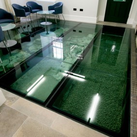 Plancher de verre avec aquarium dans le salon