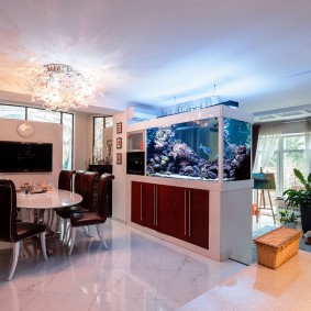 Salon blanc avec aquarium à l'intérieur