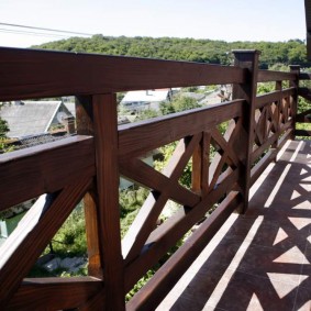 Garde-corps en bois sur le balcon de la maison de campagne