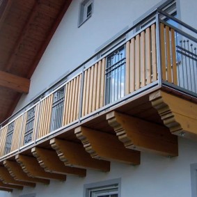 Balcon en bois dans la maison avec un grenier