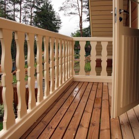 Plancher en bois sur le balcon de la maison de campagne