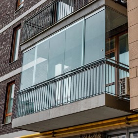 Balcon moderne avec fenêtres panoramiques