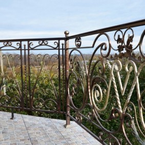 Carreaux de pierre au sol du balcon