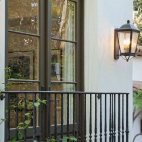 Lampe de jardin sur le mur d'une maison privée