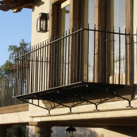 Balcon en métal sur la façade d'une maison de campagne