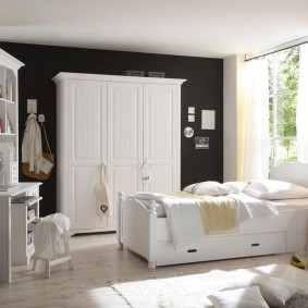 Armoire blanche sur fond de mur sombre