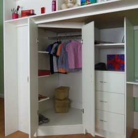 Armoire avec des vêtements pour enfants