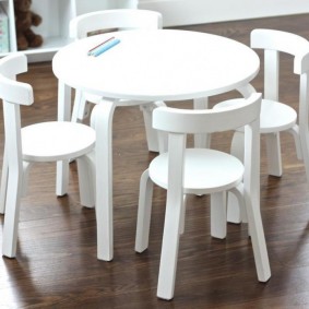 Mobilier simple pour manger en pépinière