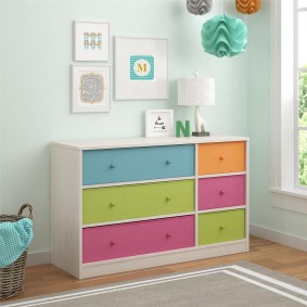 Commode pour enfants avec tiroirs colorés