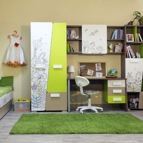 Tapis vert aux cheveux longs