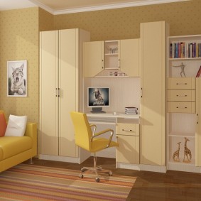 Chaise jaune à l'intérieur d'une chambre d'enfant