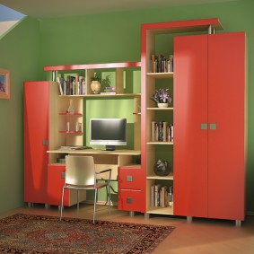 Mur compact avec portes rouges