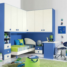 Mobilier blanc et bleu dans une chambre d'étudiant