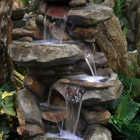 Fontaine au sol avec de l'eau réelle