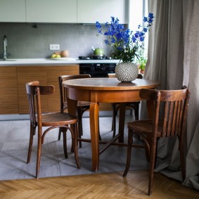 Table à manger en bois naturel