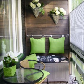 Pot de fleur sur le mur en bois du balcon