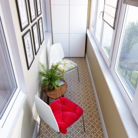 Chaises de cuisine sur le balcon d'un immeuble de neuf étages