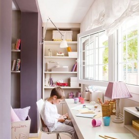 Bureau d'écolier sur le balcon d'une maison privée