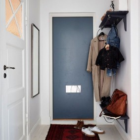 Zone d'entrée du couloir dans l'appartement de la maison en panneaux