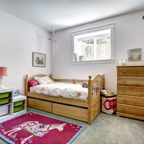 Commode en bois dans le coin de la chambre des enfants