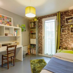 Table extensible dans la chambre d'une fille