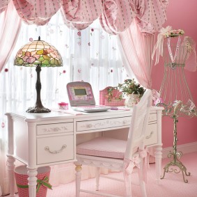 Bureau dans une chambre rose