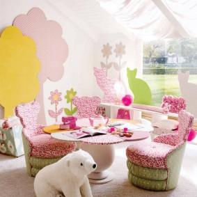 Chaises rembourrées dans l'aire de jeux de la chambre des enfants