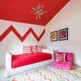 Plafond rouge dans la chambre d'une fille