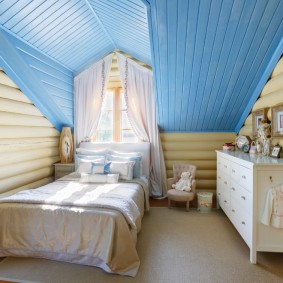 Plafond bleu dans la chambre mansardée