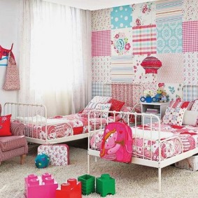 Papier peint patchwork dans la chambre de la fille