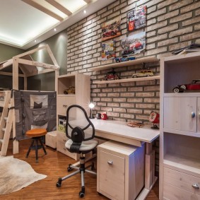 Loft à l'intérieur de la chambre pour garçons