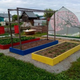 Lits colorés dans le paysage du jardin