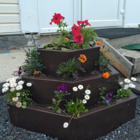 Parterre de fleurs à trois niveaux dans un chalet d'été