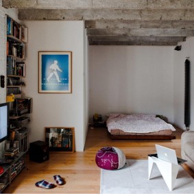 Gray beams on the ceiling of the room