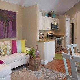 Beige walls in the interior of the apartment