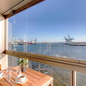 Balcon vitré chaleureux avec vue sur le port