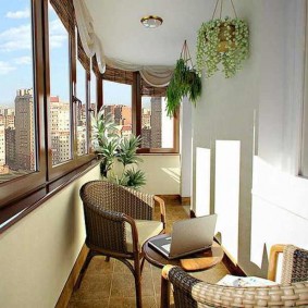 Chaises en osier sur le balcon d'un appartement de deux pièces