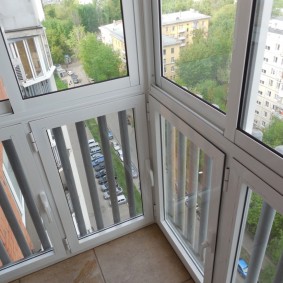 Porte-fenêtre sur le balcon sans tige