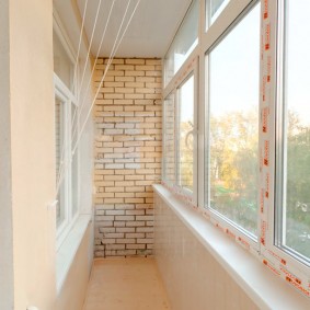 Loggia étroite dans un bâtiment en briques à plusieurs étages