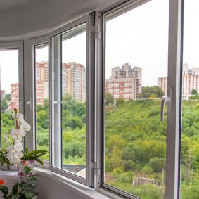 Fenêtres en PVC sur le balcon dans la zone nuit de la ville