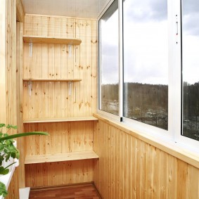 Petites étagères sur le mur en bois du balcon