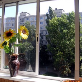 Girasoli decorativi in ​​un vaso di ceramica