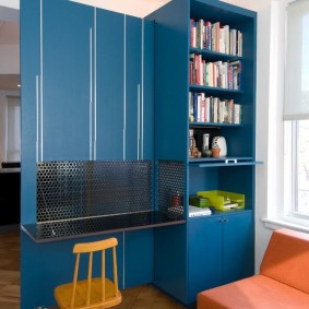 Armoire bleue dans la chambre du garçon