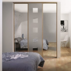 Portes en miroir sur l'armoire de la chambre