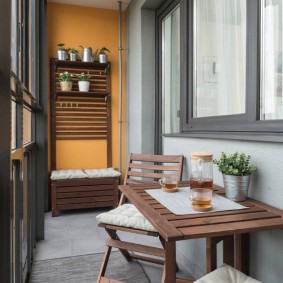 Plafond peint en blanc du balcon