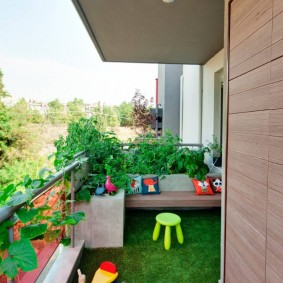 Plantes d'intérieur sur un balcon ouvert