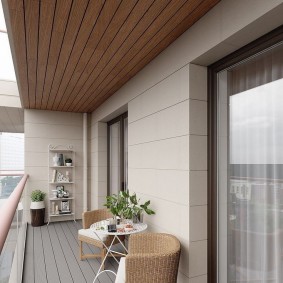 Balcon élégant avec plancher en bois